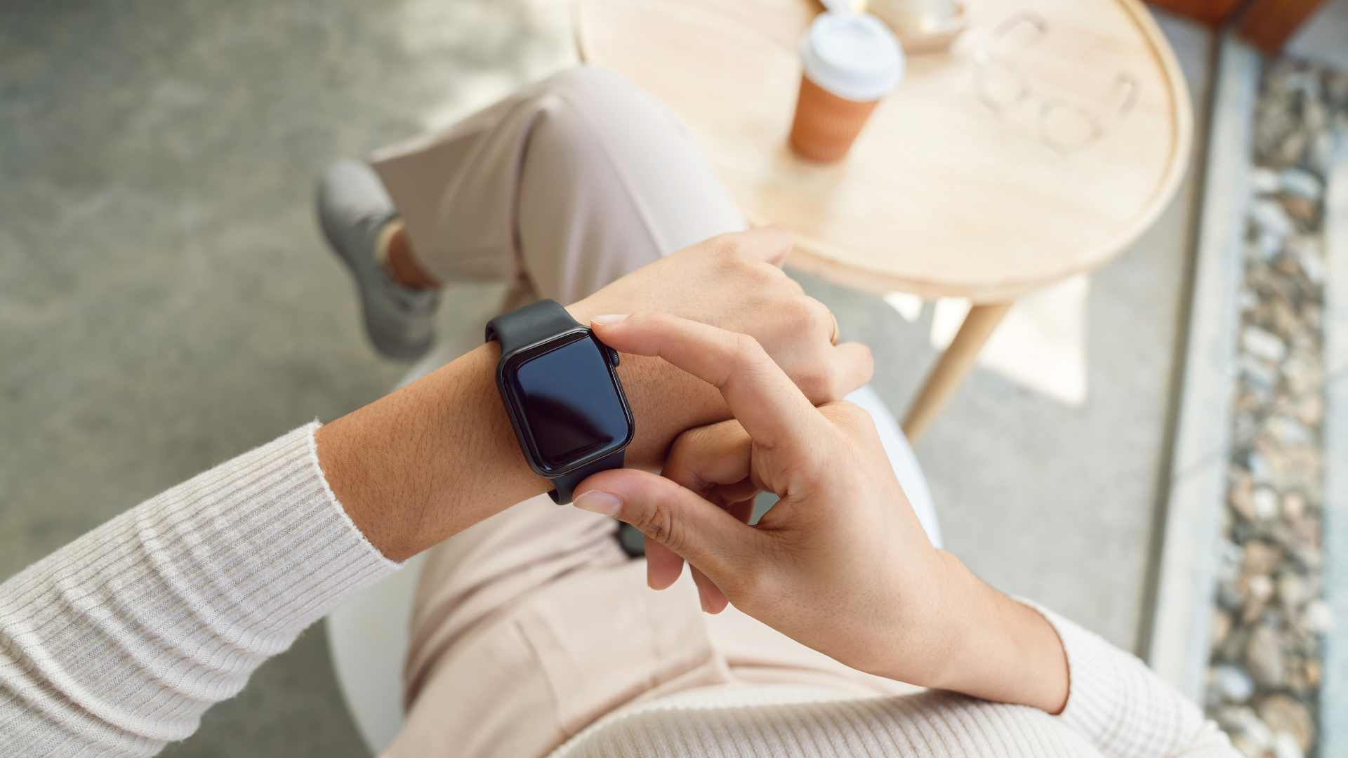 apple watch au poignet d'un homme