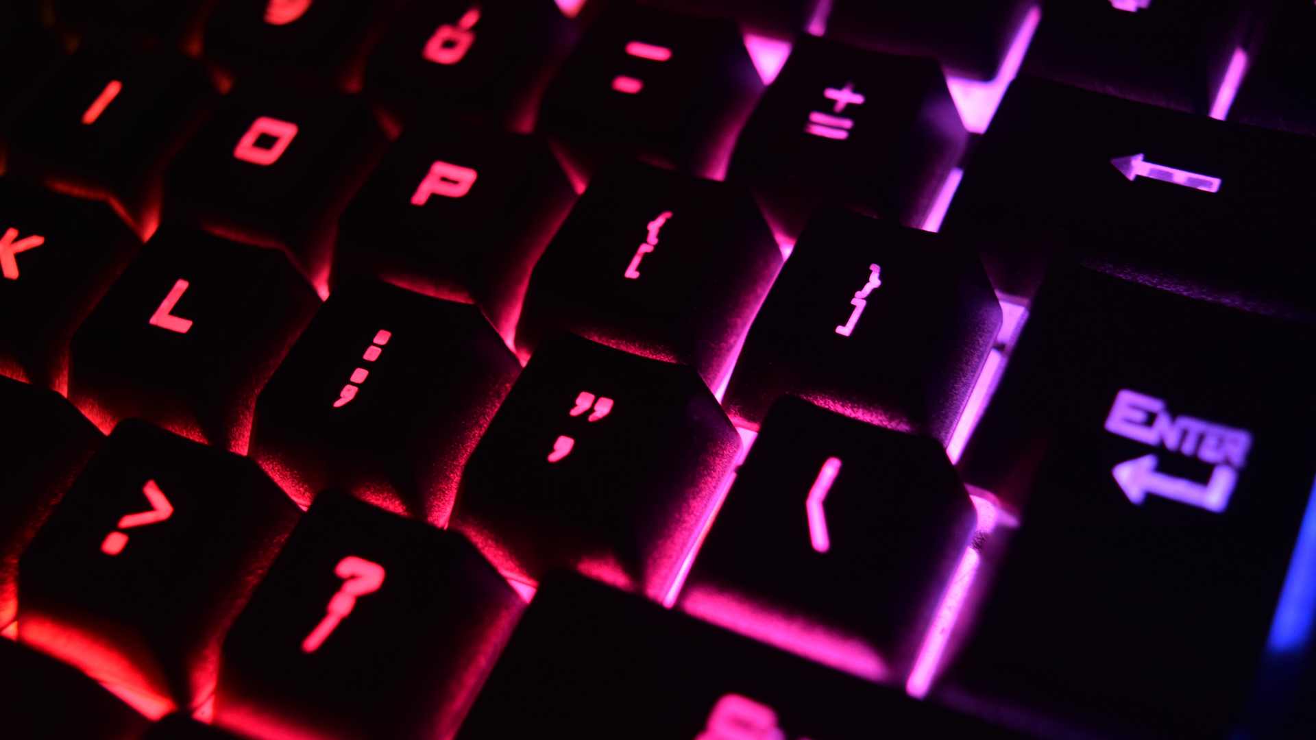 clavier ordinateur en lumière