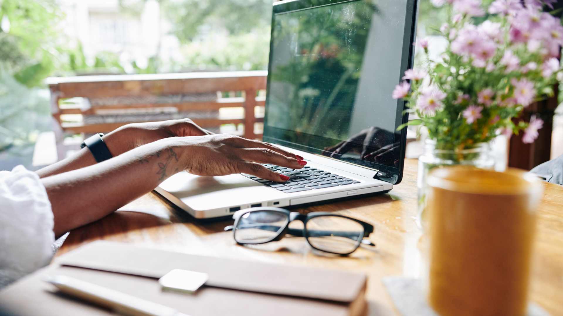 travail sur ordinateur à la maison