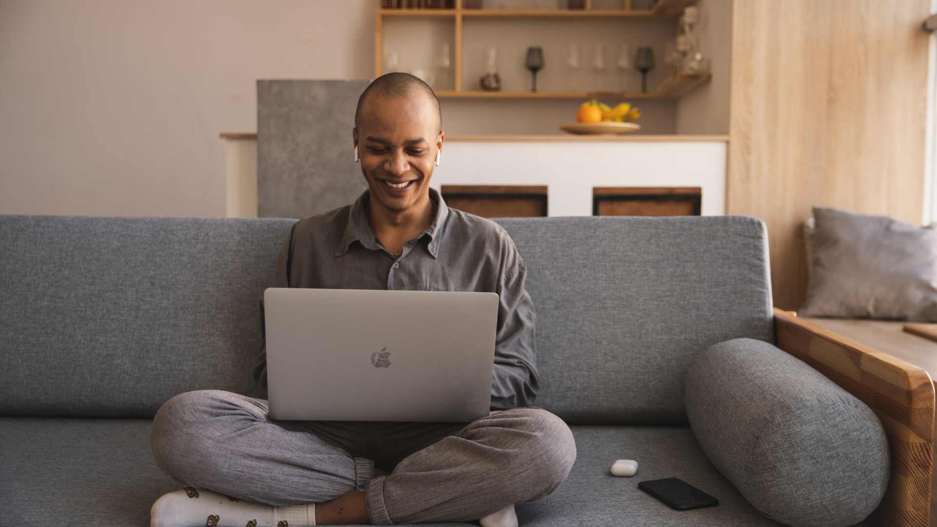 homme sur son canapé en télétravail