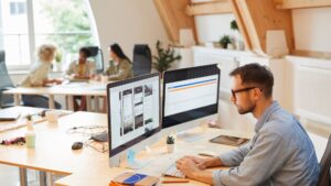 Homme sur son ordinateur